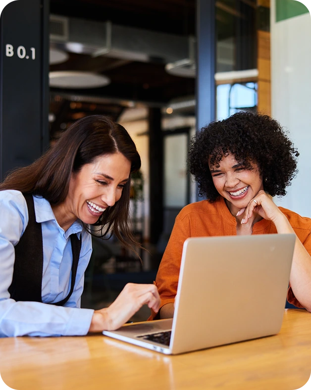 Duas profissionais usando plataforma Work OS para suporte conectado des