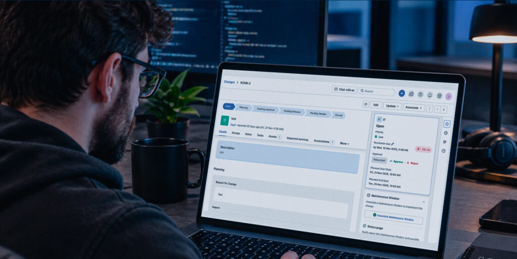 Profissional da área de TI utiliza seu computador. Na tela, destaca-se o Gerenciamento de Mudanças do Freshservice, simbolizando o fluxo de aprovação e controle preventivo de mudança em ferramenta de ITSM.
